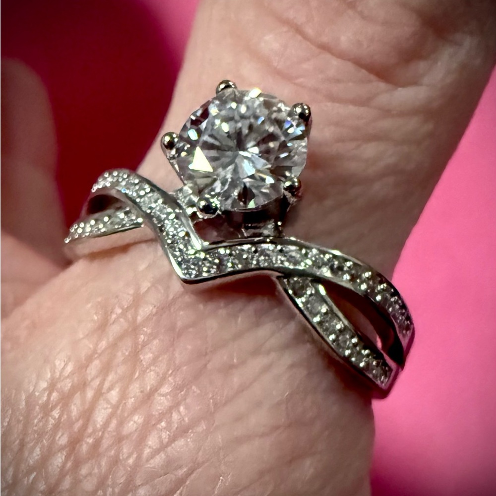 925 Moissanite size 9 Women's Ring - Picture 3 of 5